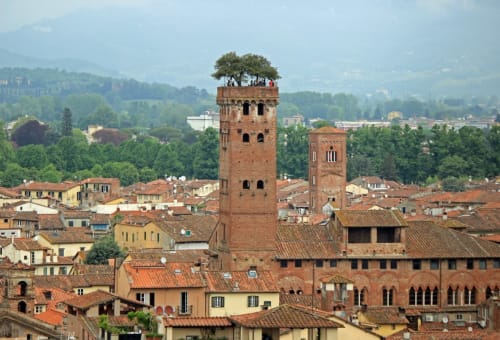 Mittelalterliche Ziegeltürme überblicken Terrakottadächer in Pontedera, Italien in der Nähe des Il Casale di David B&B