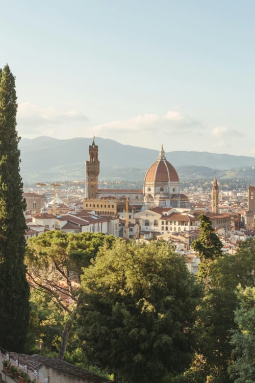Blick auf die Florentiner Domplkuppel von der B&B Pontedera mit toskanischen Hügeln und Zypressen