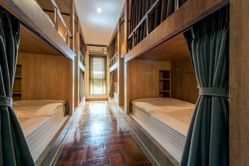 Camera moderna della La Tour B&B di Oyace con letti a castello in legno e tende verdi