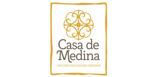 Logo de Casa de Medina con diseño dorado ornamental y eslogan para La Vista Medina Stays, hotel histórico en Medina Sidonia