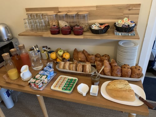 Buffet du petit-déjeuner à l'Hôtel Maison Richet avec viennoiseries, pain, céréales et jus à Les Sables-d'Olonne