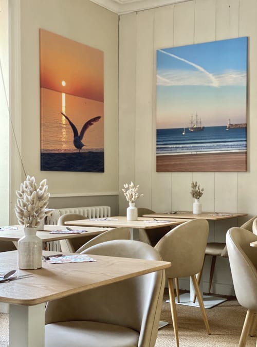 Coastal-themed dining room at Hôtel Maison Richet with ocean artwork and beach decor