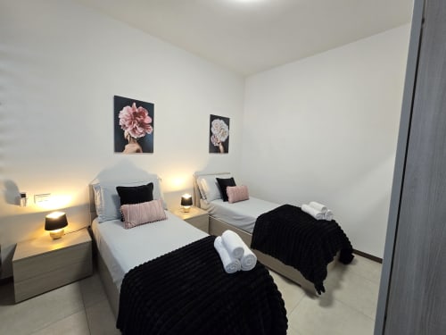 Dvojna soba u apartmanu Raymihome u Torinu s modernim dekorom, ambijentskom rasvjetom i cvjetnim odnosima