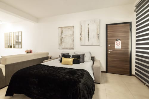 Modernu spavaču sobu u apartmanu Raymihome u Torinu s bračnim krevetom, boravkom i drvenim vratima