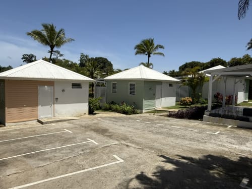 Bungalows colorés aux toits métalliques blancs du Domaine de la Glacière à Petit-Bourg, Guadeloupe