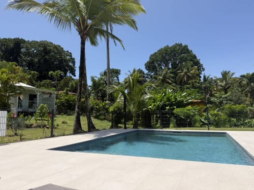 Piscine du Domaine de la Glacière avec palmiers et jardins tropicaux à Petit-Bourg, Guadeloupe