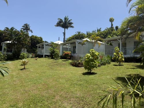 Maisons mobiles entourées de jardins tropicaux au Domaine de la Glacière, Petit-Bourg, Guadeloupe
