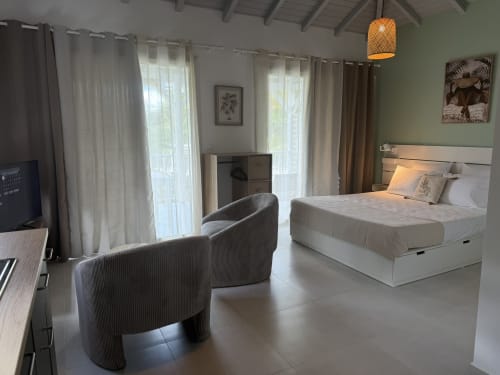 Suite moderne au Domaine de la Glacière avec lit queen, coin salon et accès à la terrasse à Petit Bourg