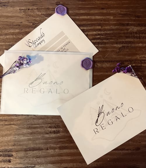 Cancelleria elegante con sigilli di cera viola e fiori secchi per l'Agriturismo Stecadò a Dolceacqua, Italia