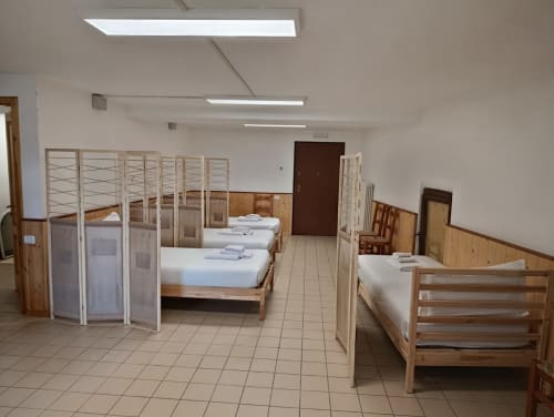 Camera dormitorio La Tour B&B a Oyace con letti in legno, separé privacy e pavimento piastrellato