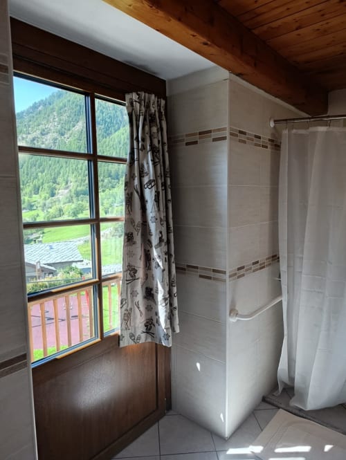 Bagno moderno della camera Frederick a La Tour B&B, Oyace, con vista montagna dalla finestra