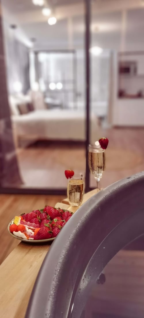 Option romantique avec champagne et pétales de roses en lodge