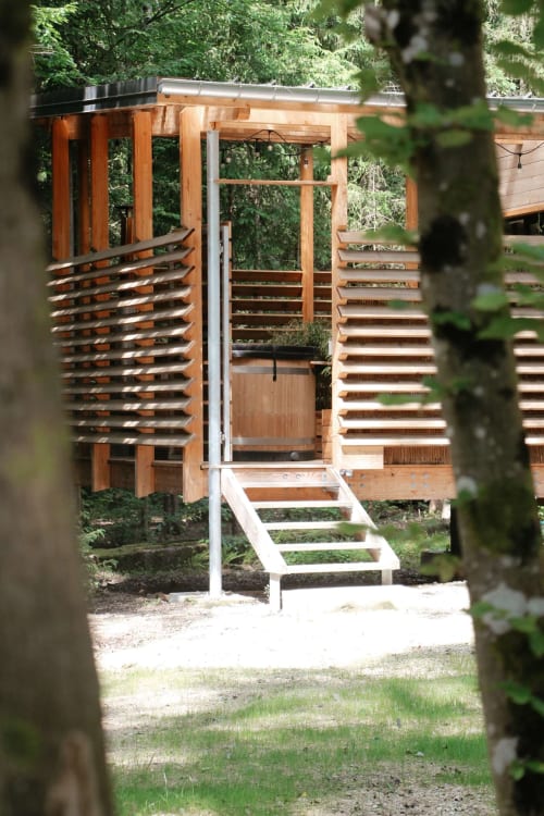 Exterior access to a stilt lodge with private Nordic bath in Épinal
