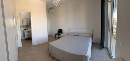 Camera moderna in Appartamento Superior HomeInRome, Roma, con letto matrimoniale, bagno ensuite, balcone e vista sulla città