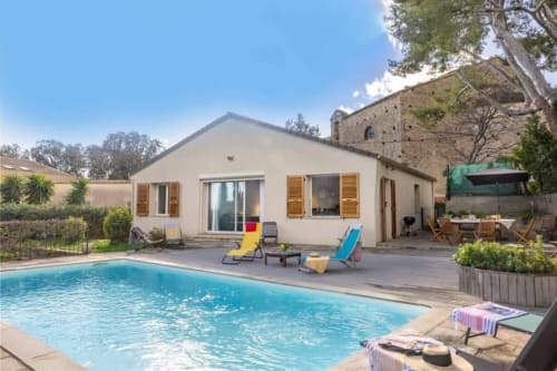 Villa Odette à Centuri avec piscine, transats et maison blanche moderne aux volets bois