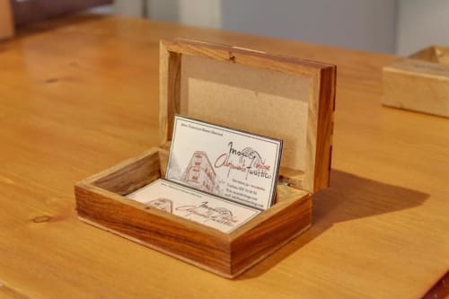 Soporte de tarjetas de madera con tarjetas en el hotel MoneoHeritage de Salamanca, España