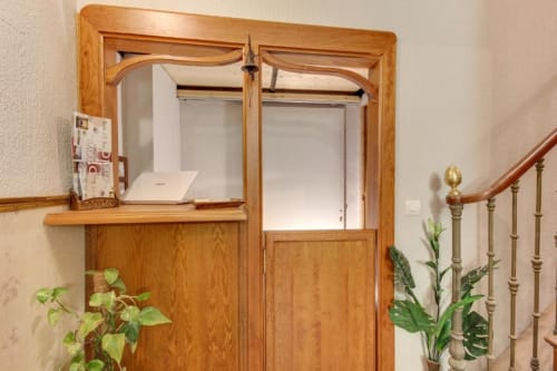 Mostrador de recepción de madera con ventana en el hotel MoneoHeritage de Salamanca, España