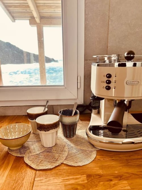 Machine à café DeLonghi beige avec tasses en céramique vue sur la mer de Centuri à Villa Casapalmea