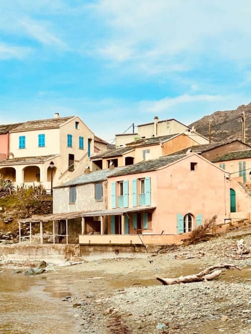 Villas côtières colorées à Centuri, Corse avec volets bleus et accès direct à la plage