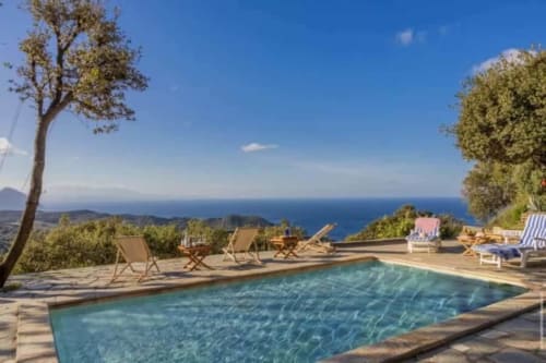 Piscine de la Villa Cathy avec vue mer surplombant Centuri, Corse, transats et paysage méditerranéen