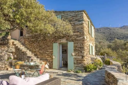 Villa en pierre aux volets verts, terrasse avec salon et oliviers à La Conciergerie du Cap Corse, Centuri, Corse