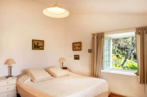 Chambre lumineuse avec lit double, vue mer et jardin à La Conciergerie du Cap Corse, Centuri