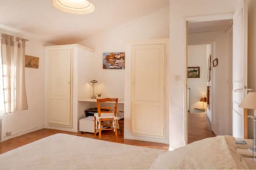 Spacieuse chambre de la Villa Cathy à La Conciergerie du Cap Corse, Centuri, décor crème, accents bois et salle de bain privée