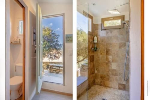 Salle de bain luxueuse avec douche à l'italienne, vue sur la mer et paysage côtier près de Centuri, Corse