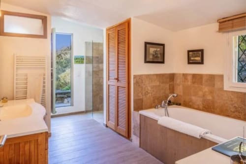 Salle de bain spacieuse à la Villa Cathy, La Conciergerie du Cap Corse à Centuri, avec baignoire, douche à l'italienne et vue sur mer
