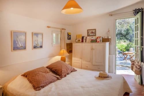 Chambre lumineuse à la Villa Cathy, La Conciergerie du Cap Corse, Centuri avec vue mer, mobilier bois et accès terrasse