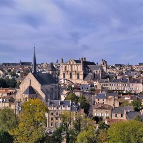 Vue aérienne de la cathédrale historique de Poitiers et du paysage urbain médiéval avec le Clos des Moulins B&B à proximité