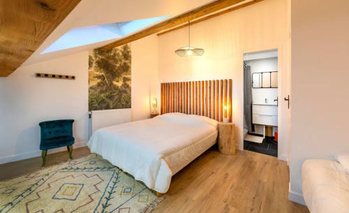 Chambre moderne à la Maison de Sophie B&B à Rencurel avec puits de lumière, lit en bois et salle de bain attenante