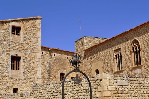 Edificios medievales de piedra con ventanas arqueadas en la Masía Rural Ca l'Eloi Janet cerca de Barcelona