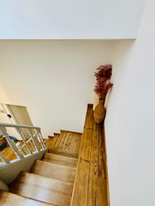 Wooden staircase with decorative dried flowers at Casa Tawny B&B in Pinhão, Portugal