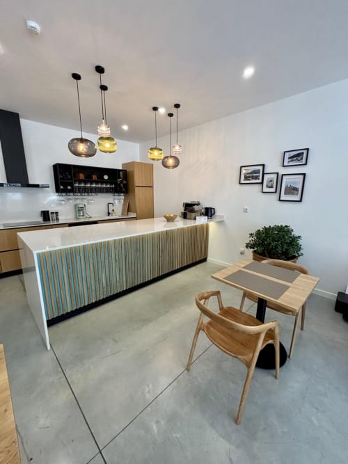Cozinha e sala de jantar modernas da Casa Tawny B&B em Pinhão com luminárias pendentes e móveis de madeira