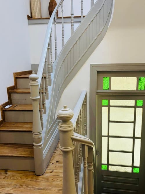 Elegante escadaria com corrimãos creme e degraus de madeira na Casa Tawny B&B em Pinhão, Portugal