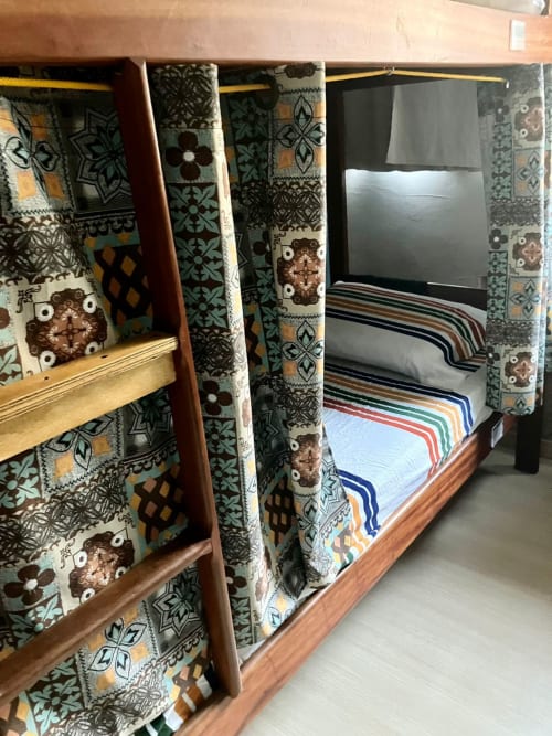 Beliches com tecido estampado no Quarto Carioca do Hostel New Ipanema, Rio de Janeiro