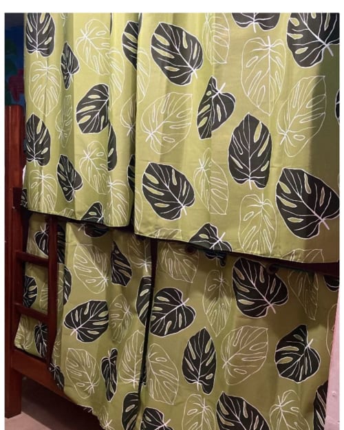 Cortinas amarelas com padrão de folhas em preto e branco no quarto Forest do Hostel New Ipanema, Rio de Janeiro