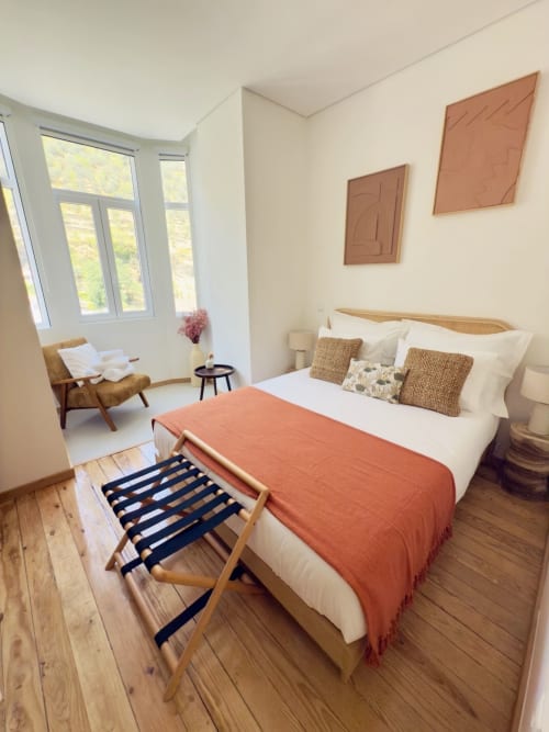 Tinta Roriz double room at Casa Tawny, Pinhão with wooden bed, terracotta blanket, natural light, and modern minimalist décor