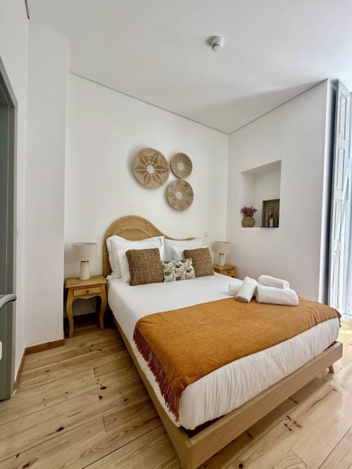 Malvasia double room at Casa Tawny in Pinhão with wicker headboard, white bedding, and woven wall decor