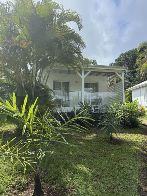 Bungalow blanc moderne avec palmiers et jardin tropical au Domaine de la Glacière, Petit Bourg