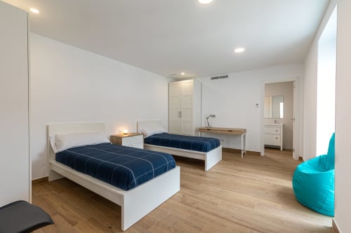 Luminosa habitación doble en Residencia Demar, Godella, con dos camas individuales, muebles blancos, suelo de madera y diseño moderno