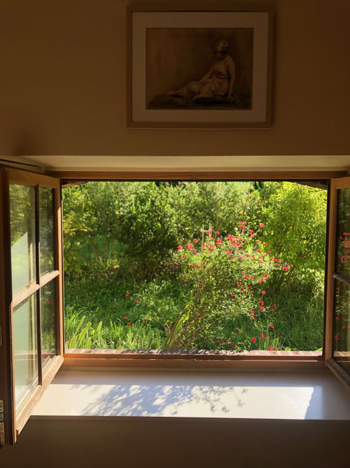 Fenêtres basses d'Ockra avec vue sur potager 