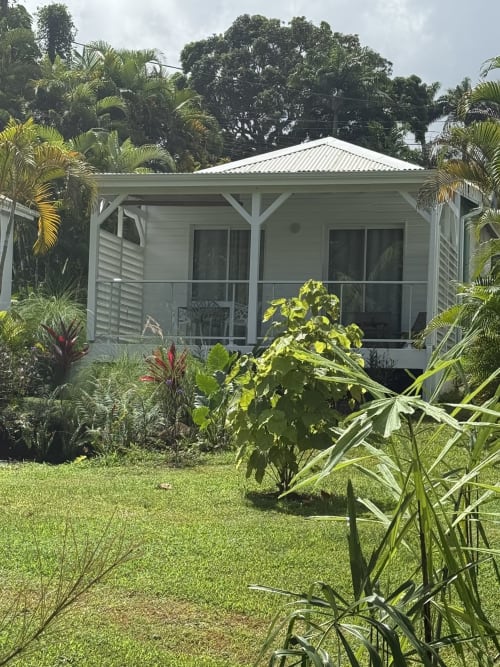 Bungalow créole blanc avec jardin tropical au Domaine de la Glacière, Petit-Bourg, Guadeloupe
