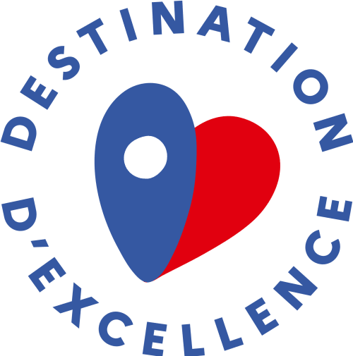 Logo Destination excelle avec épingle de localisation bleue et cœur rouge pour le gîte Domaine de l'Ocrerie à Pourrain, France