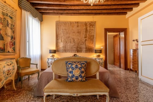 Suite Royale luxueuse aux murs dorés, mobilier raffiné et vue sur la mer au Palazzo San Firmino à Venise