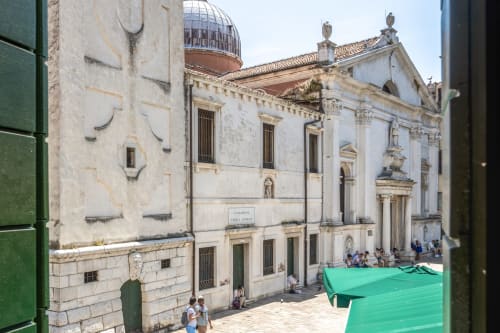 Piazza veneziana storica con edifici classici bianchi e cupola, Palazzo San Firmino a Venezia, Italia