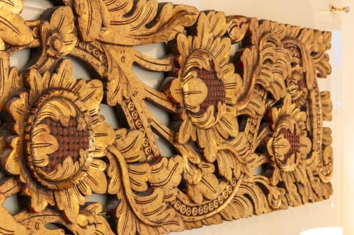 Panneau décoratif en bois sculpté doré avec motifs floraux au Palazzo San Firmino à Venise