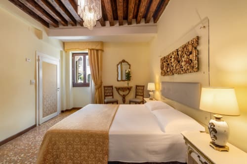 Suite junior élégante avec vue sur le canal au Palazzo San Firmino à Venise, poutres en bois apparentes, lit queen-size et ambiance chaleureuse