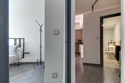 Loft moderno en MoneoHeritage Salamanca con dormitorio integrado, baño y espacios de convivencia de estilo industrial